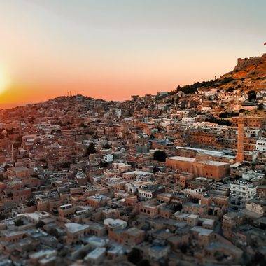 Gecesi ayrı gündüzü ayrı büyülüyor: Mardin havadan görüntülendi