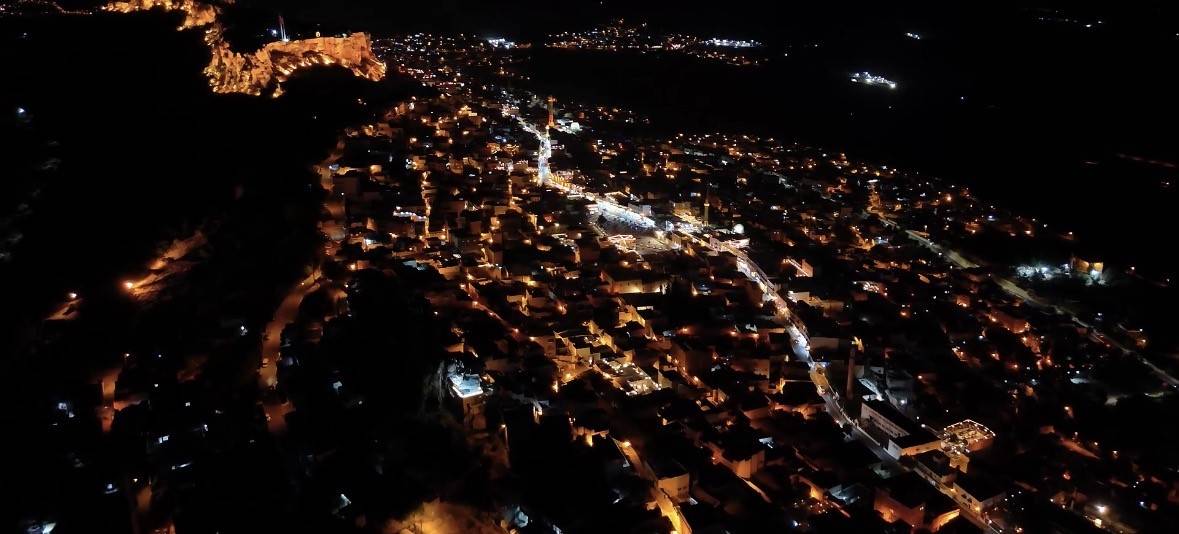 Gecesi ayrı gündüzü ayrı büyülüyor: Mardin havadan görüntülendi