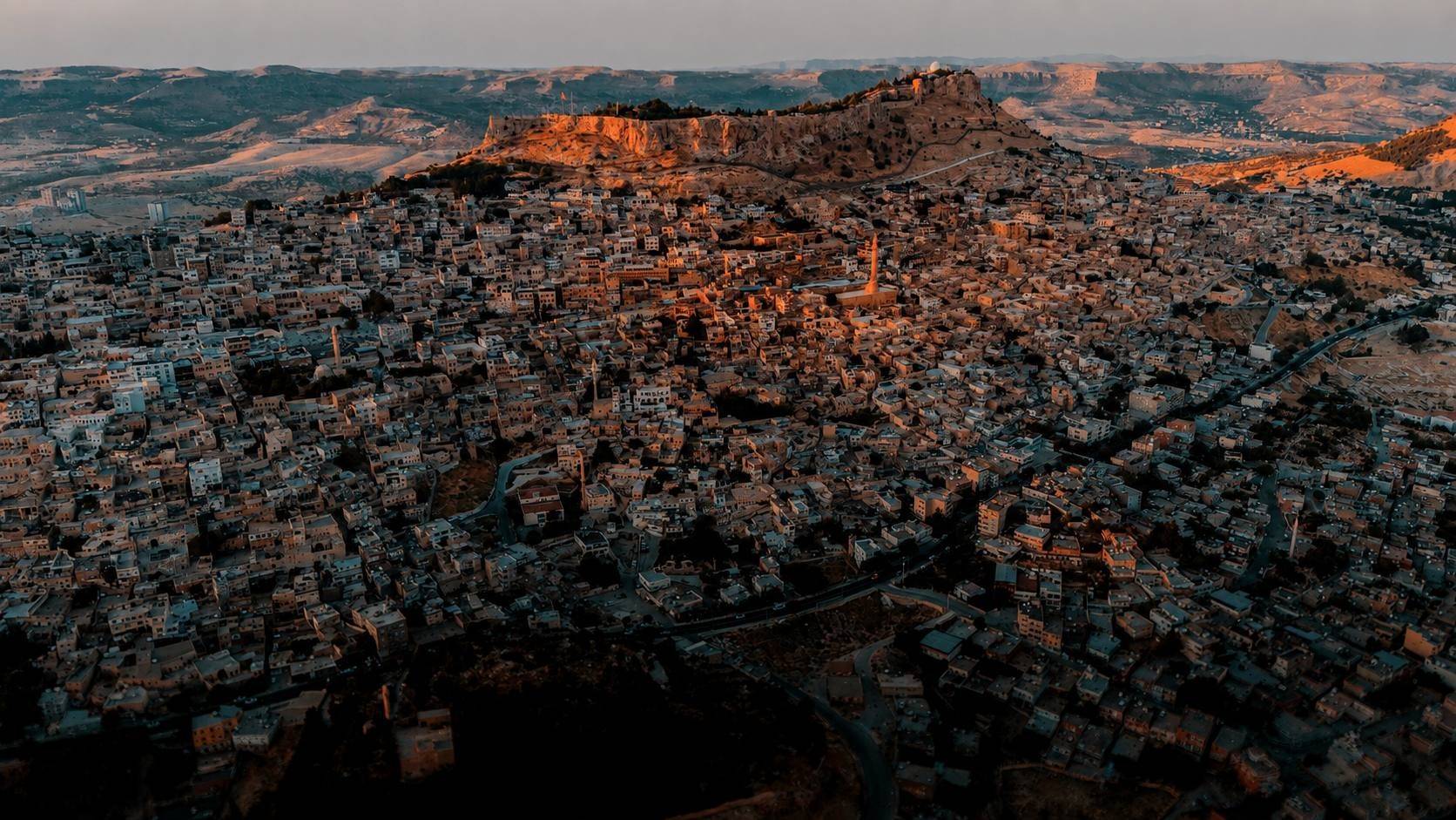 Gecesi ayrı gündüzü ayrı büyülüyor: Mardin havadan görüntülendi