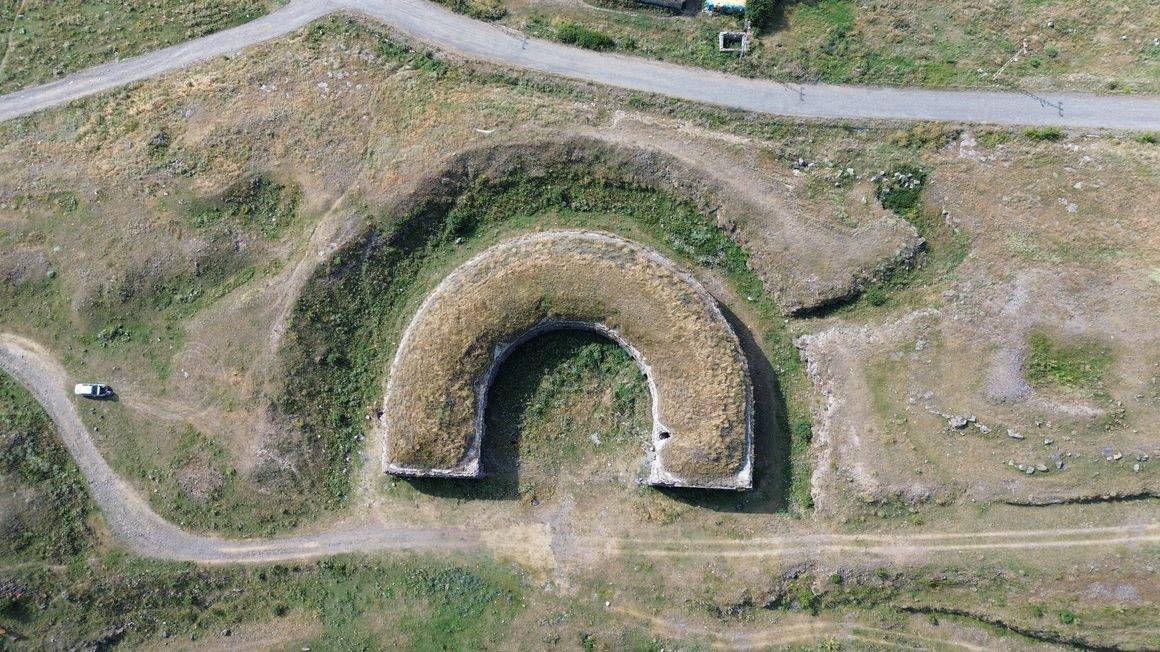 Kars'ın 200 yıllık askeri mirası: At nalı ve hilali andıran tabya yıllara meydan okuyor