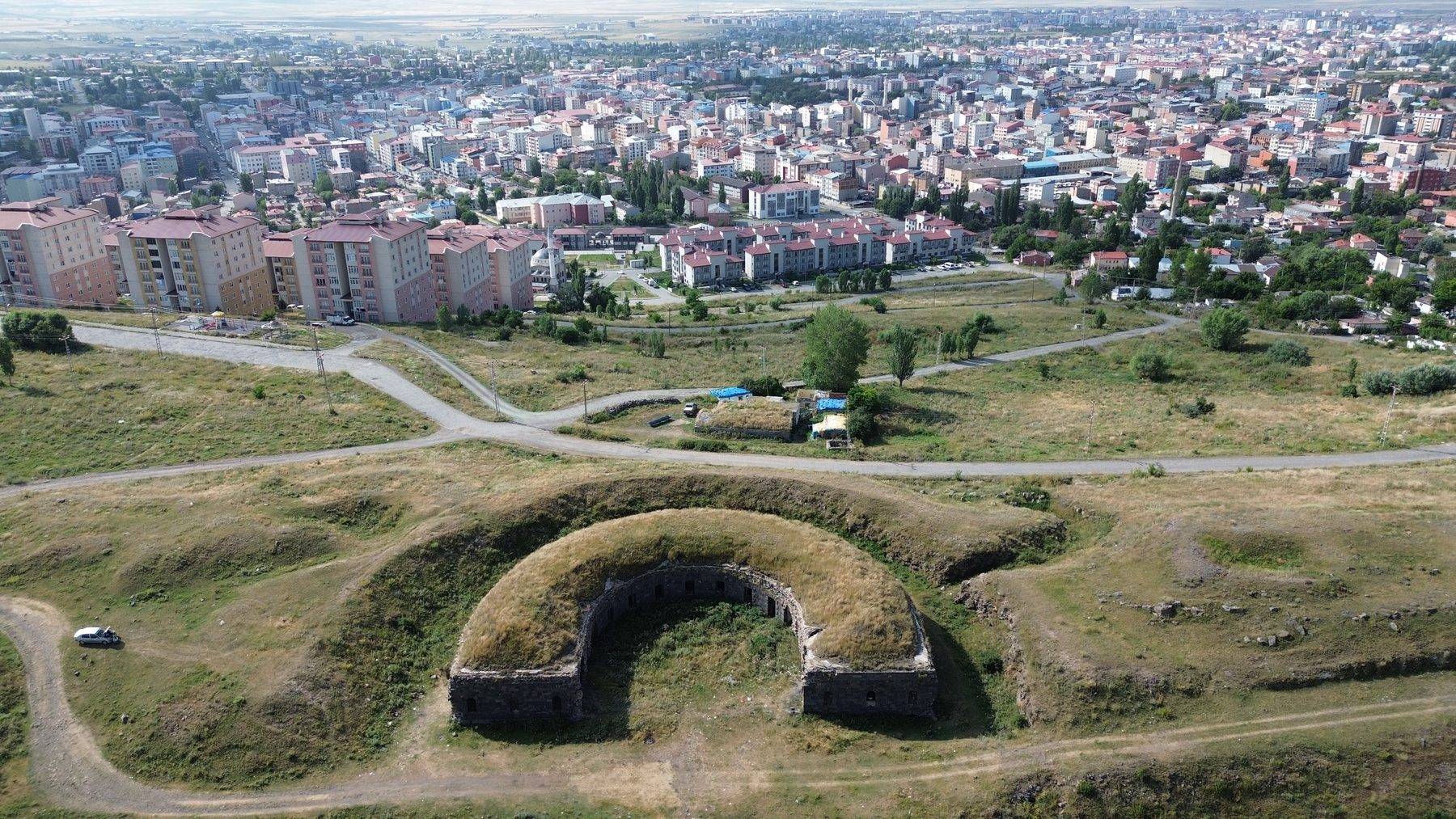 Kars'ın 200 yıllık askeri mirası: At nalı ve hilali andıran tabya yıllara meydan okuyor