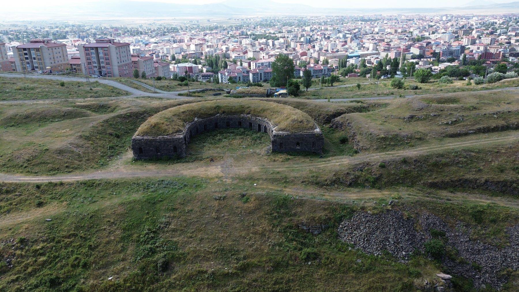 Kars'ın 200 yıllık askeri mirası: At nalı ve hilali andıran tabya yıllara meydan okuyor