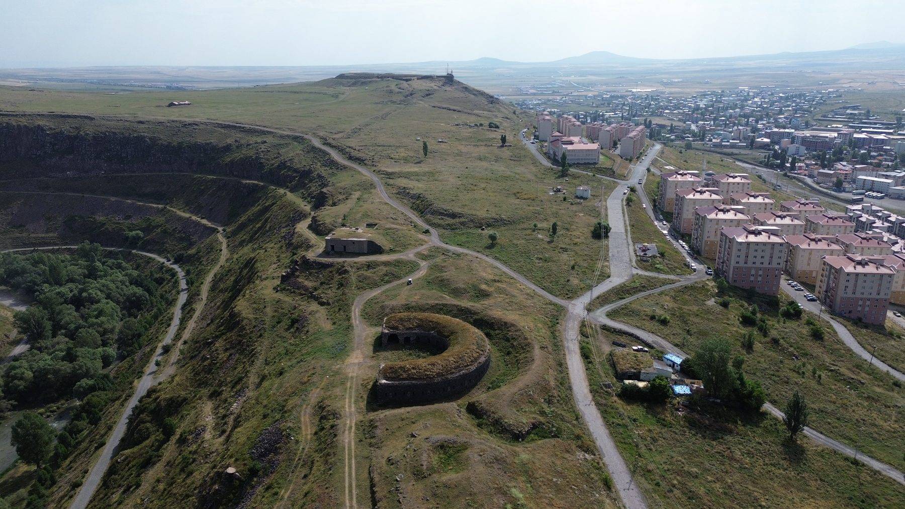 Kars'ın 200 yıllık askeri mirası: At nalı ve hilali andıran tabya yıllara meydan okuyor
