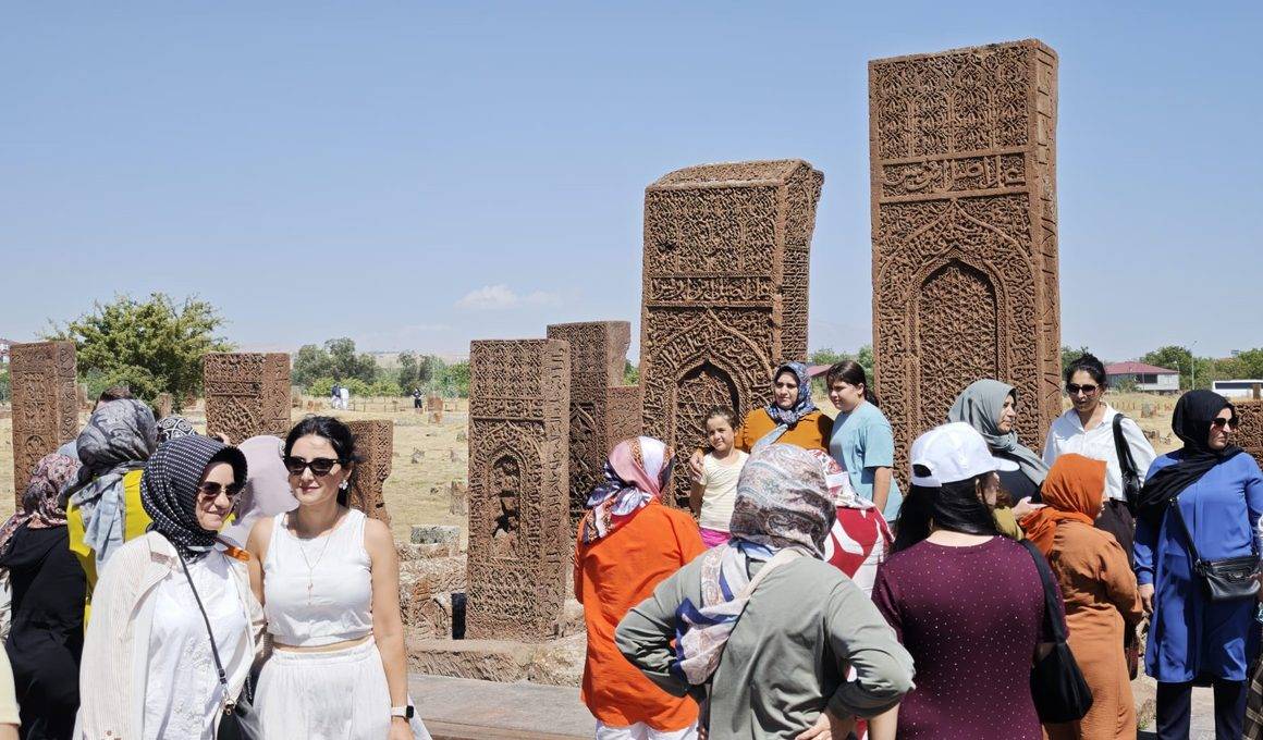 Ahlat Selçuklu Meydan Mezarlığı Malazgirt Zaferi’nin 955. yılında yoğun ilgi gördü