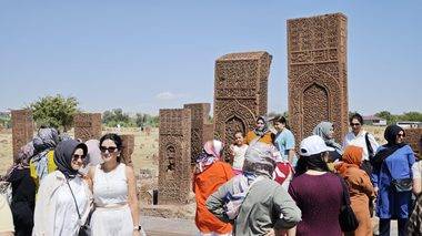 Ahlat Selçuklu Meydan Mezarlığı Malazgirt Zaferi’nin 955. yılında yoğun ilgi gördü