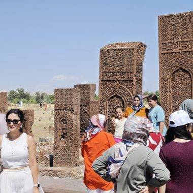 Ahlat Selçuklu Meydan Mezarlığı Malazgirt Zaferi’nin 955. yılında yoğun ilgi gördü