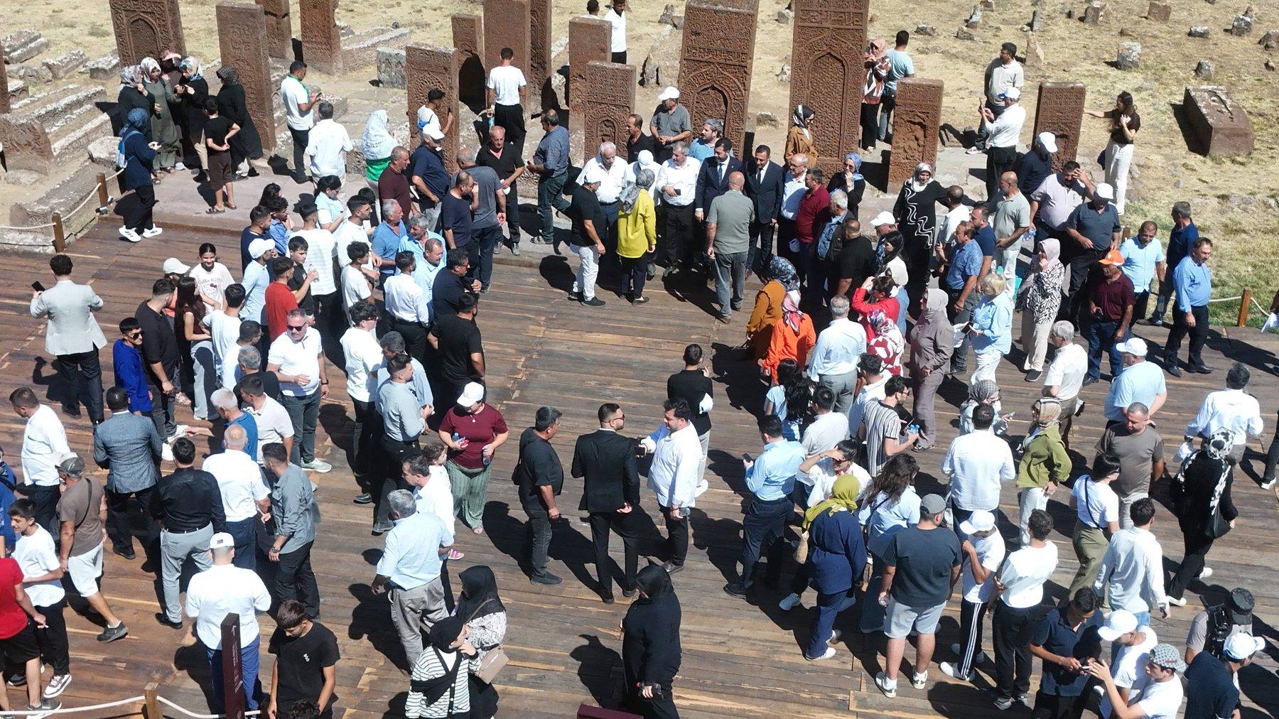 Ahlat Selçuklu Meydan Mezarlığı Malazgirt Zaferi’nin 955. yılında yoğun ilgi gördü