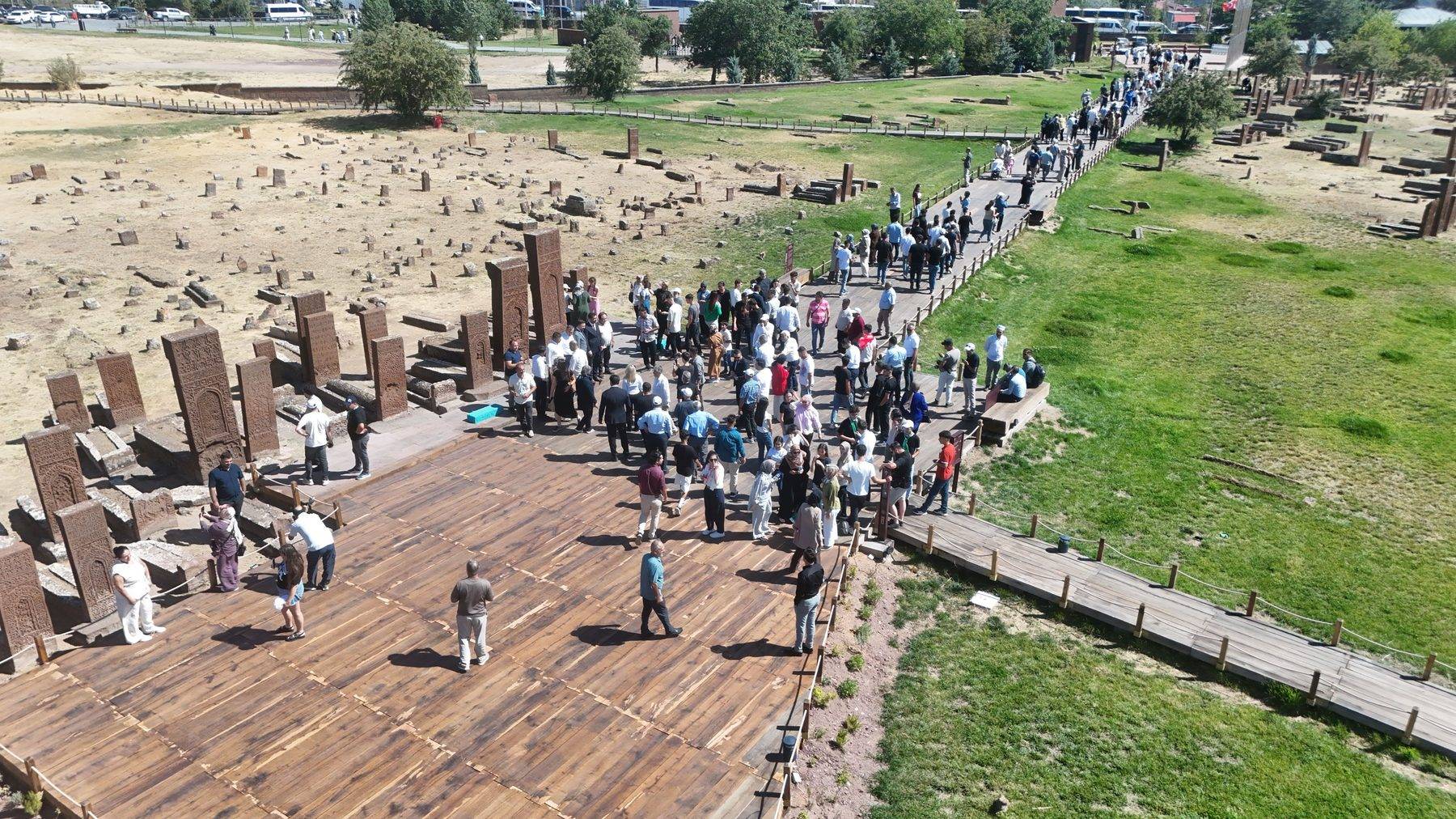 Ahlat Selçuklu Meydan Mezarlığı Malazgirt Zaferi’nin 955. yılında yoğun ilgi gördü