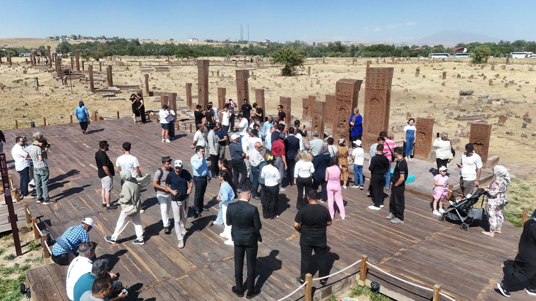 Ahlat Selçuklu Meydan Mezarlığı Malazgirt Zaferi’nin 955. yılında yoğun ilgi gördü