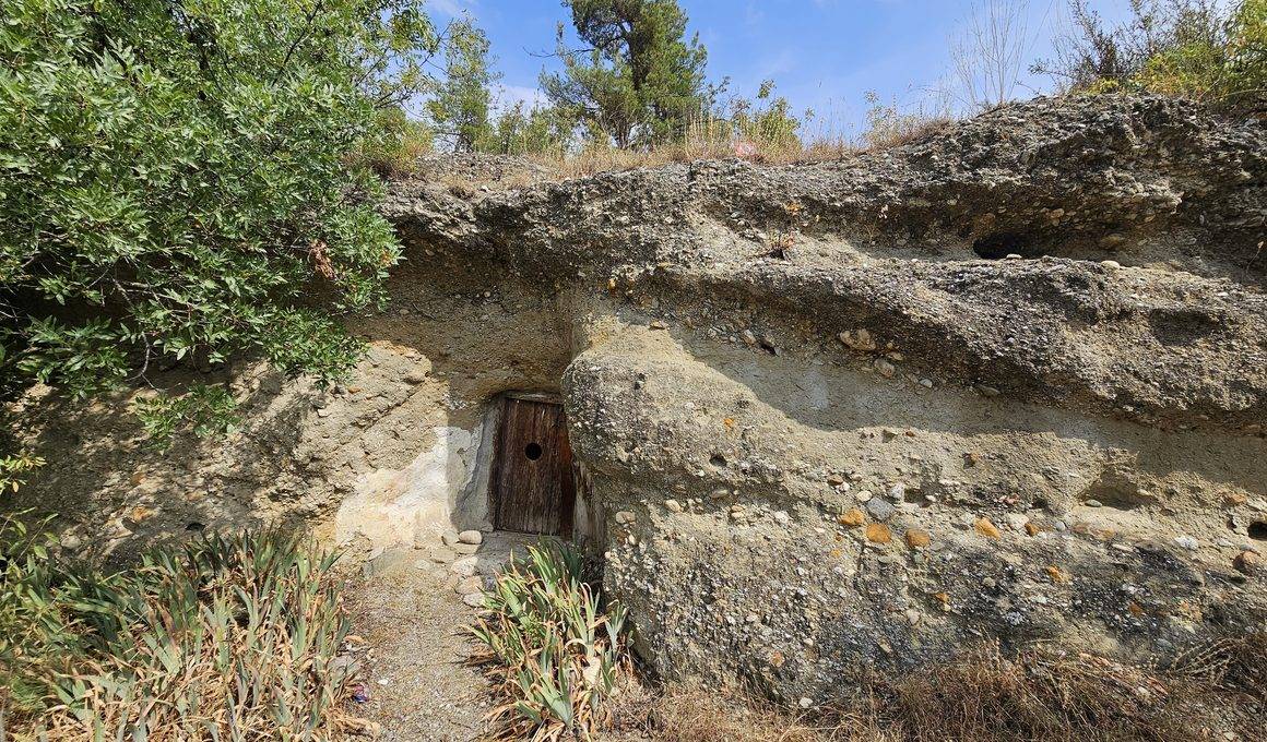 Sinop'ta kayaların içine saklanmış bir mescit: Aşıklı Tekke Türbesi