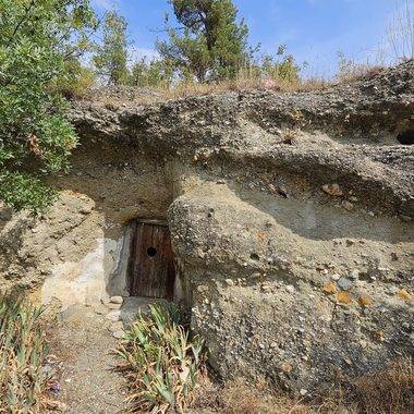Sinop'ta kayaların içine saklanmış bir mescit: Aşıklı Tekke Türbesi