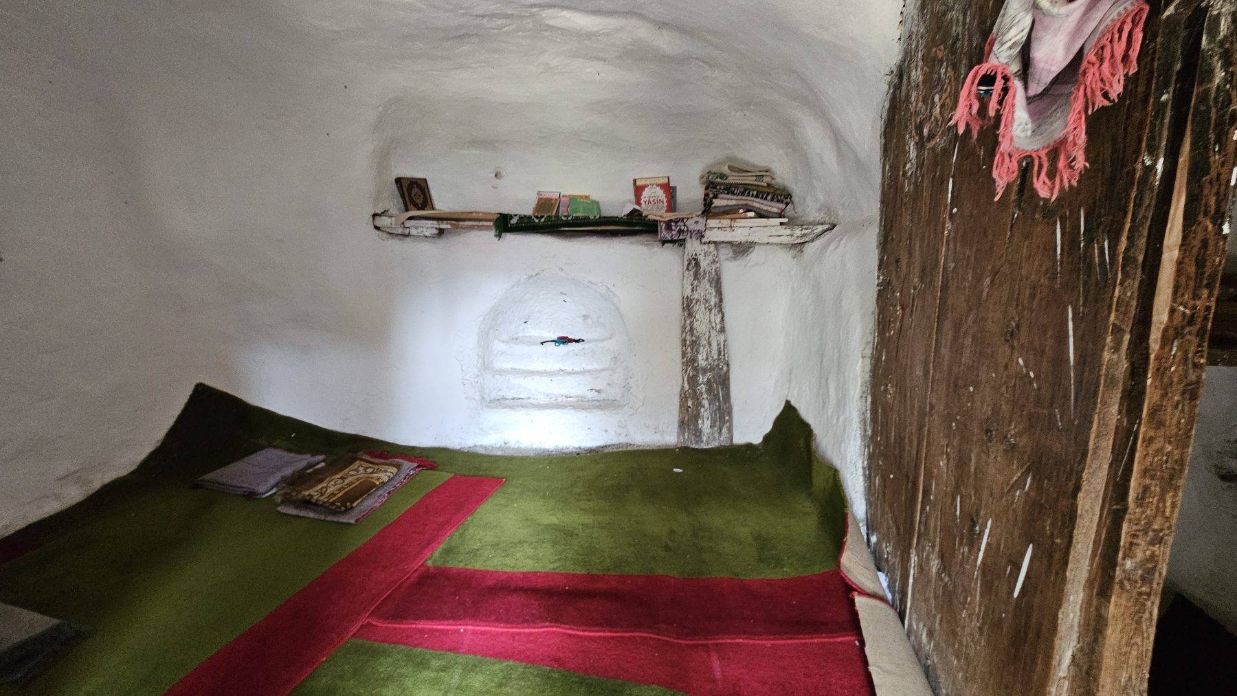 Sinop'ta kayaların içine saklanmış bir mescit: Aşıklı Tekke Türbesi