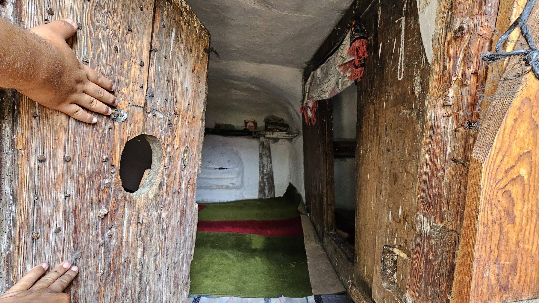 Sinop'ta kayaların içine saklanmış bir mescit: Aşıklı Tekke Türbesi