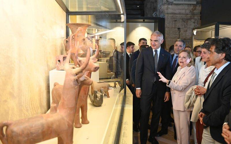 Troya ve Roma'yı Kolezyum'da buluşturan sergi 2 milyon ziyaretçi sayısını devirdi