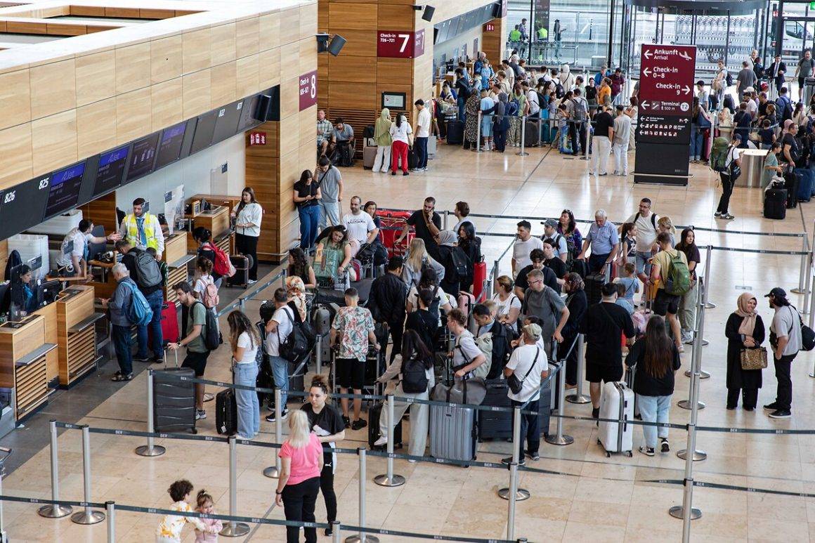 Avrupa havalimanlarında kuyruk çilesi! 2 saatlik pasaport sırası oluştu