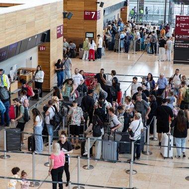 Avrupa havalimanlarında kuyruk çilesi! 2 saatlik pasaport sırası oluştu