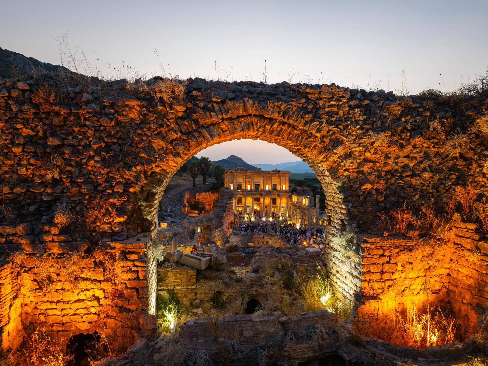 Efes Antik Kenti'ni Gece Müzeciliği ile yüz binler ziyaret etti