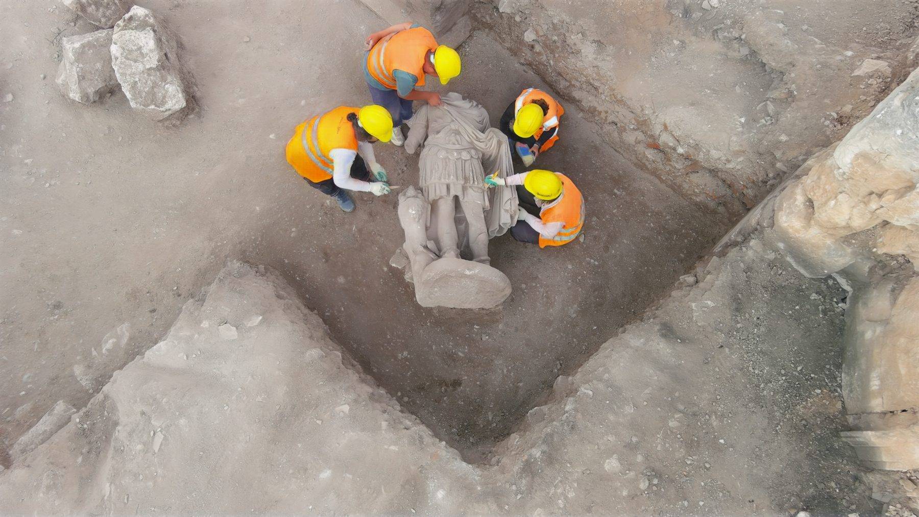 20 parçaya ayrılmış halde bulunmuştu: Hadrianus heykeli yeniden ayağa kaldırıldı