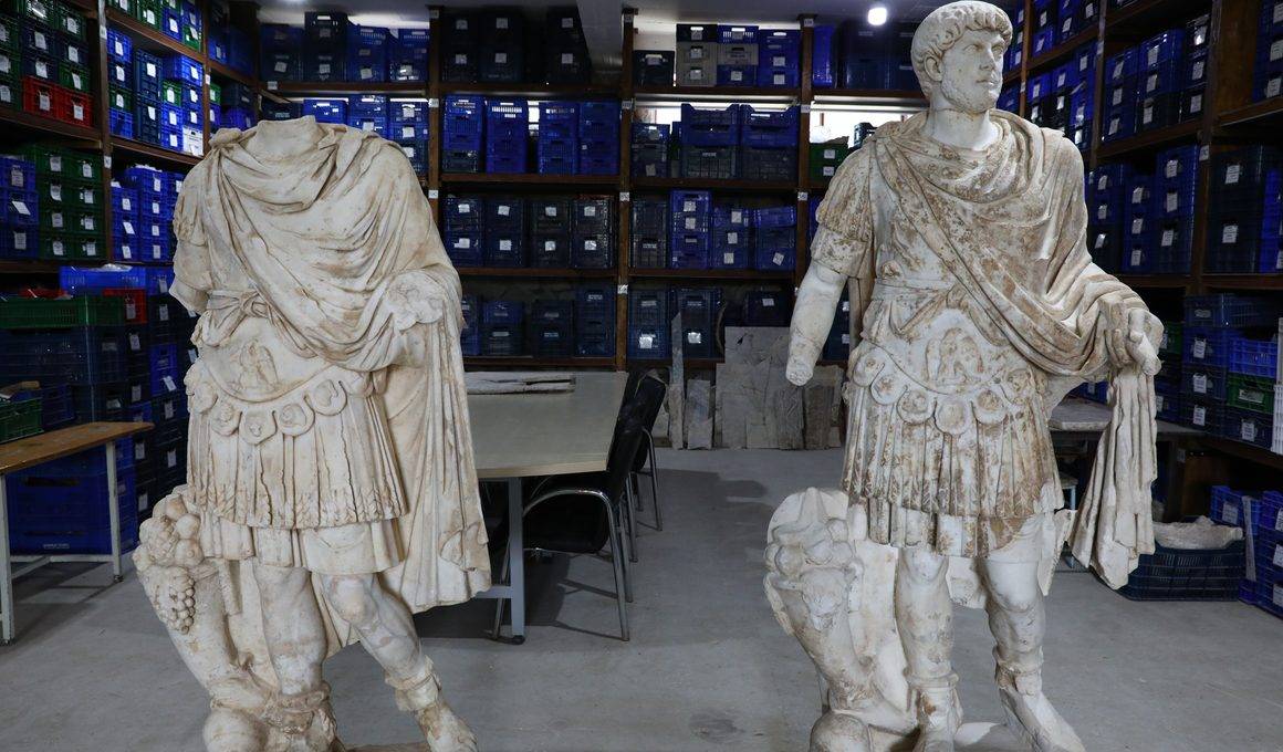 20 parçaya ayrılmış halde bulunmuştu: Hadrianus heykeli yeniden ayağa kaldırıldı