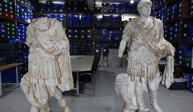 20 parçaya ayrılmış halde bulunmuştu: Hadrianus heykeli yeniden ayağa kaldırıldı
