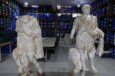 20 parçaya ayrılmış halde bulunmuştu: Hadrianus heykeli yeniden ayağa kaldırıldı