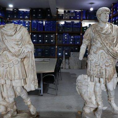 20 parçaya ayrılmış halde bulunmuştu: Hadrianus heykeli yeniden ayağa kaldırıldı