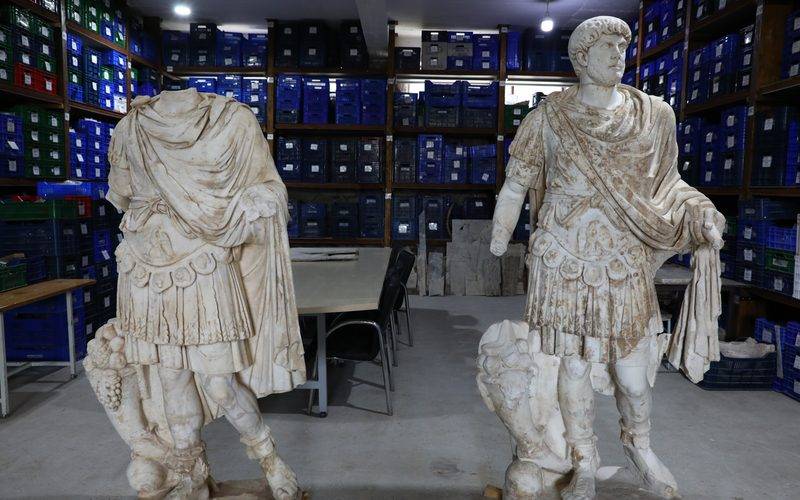 20 parçaya ayrılmış halde bulunmuştu: Hadrianus heykeli yeniden ayağa kaldırıldı
