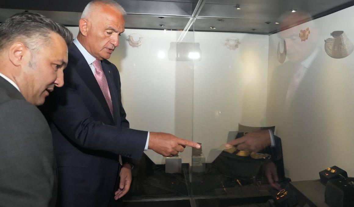 Ankara'da 12 bin yıllık takı tarihi gözler önüne serildi: Yüzlerce eser ilk kez sergilendi