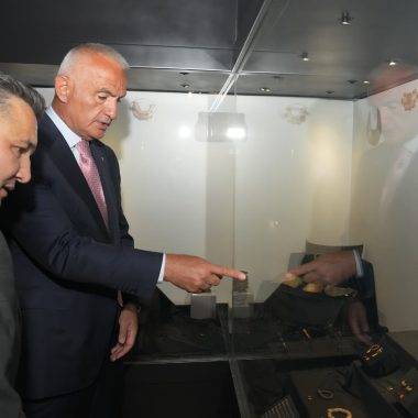 Ankara'da 12 bin yıllık takı tarihi gözler önüne serildi: Yüzlerce eser ilk kez sergilendi