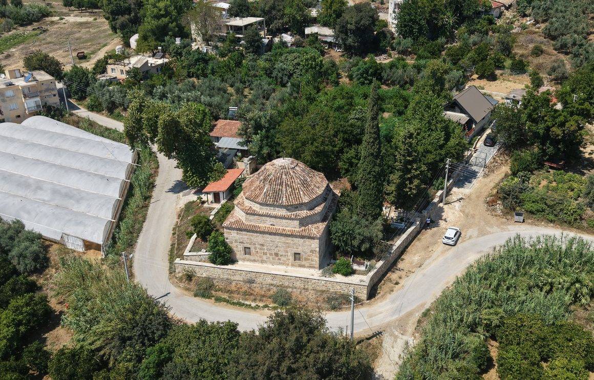 Antalya'daki Ağalar Camii, Latince yazılı taşlarıyla ilgi çekiyor