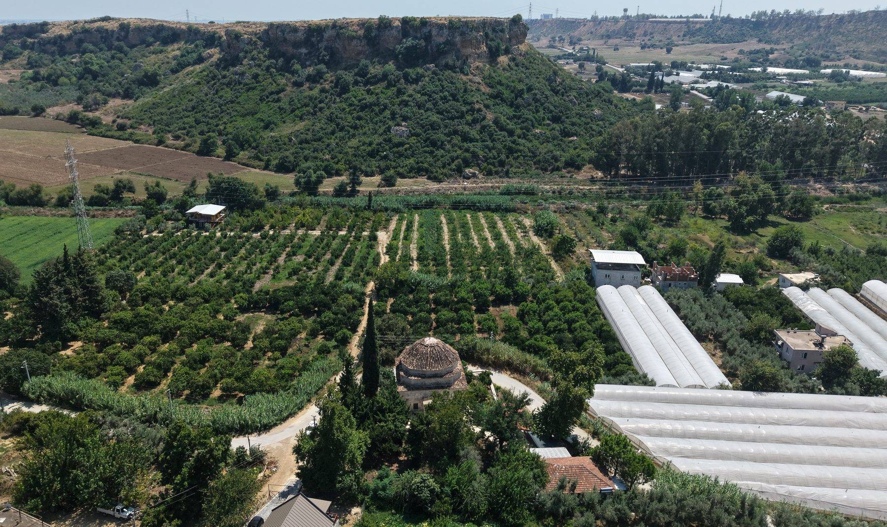 Antalya'daki Ağalar Camii, Latince yazılı taşlarıyla ilgi çekiyor