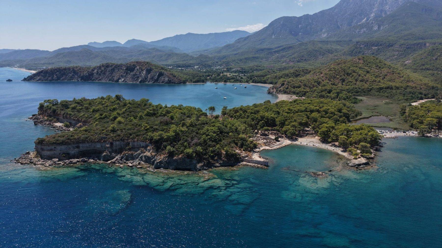 Binlerce yıllık tarihi kalıntılar arasında yüzme keyfi sunan Phaselis'e ilgi artıyor