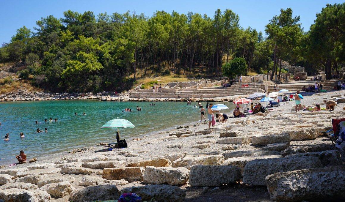 Binlerce yıllık tarihi kalıntılar arasında yüzme keyfi sunan Phaselis'e ilgi artıyor