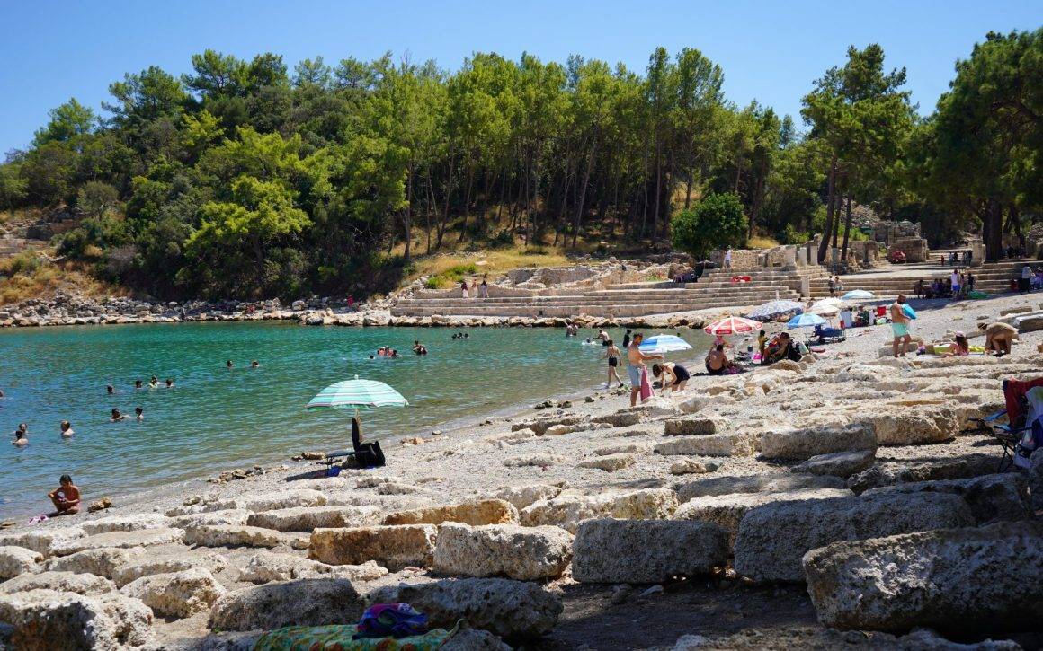 Binlerce yıllık tarihi kalıntılar arasında yüzme keyfi sunan Phaselis'e ilgi artıyor