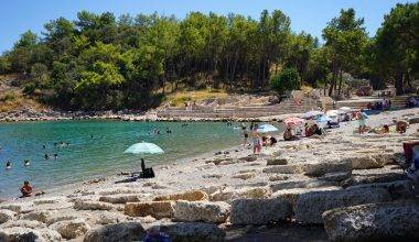 Binlerce yıllık tarihi kalıntılar arasında yüzme keyfi sunan Phaselis'e ilgi artıyor