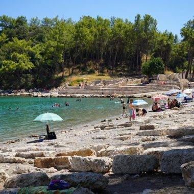 Binlerce yıllık tarihi kalıntılar arasında yüzme keyfi sunan Phaselis'e ilgi artıyor