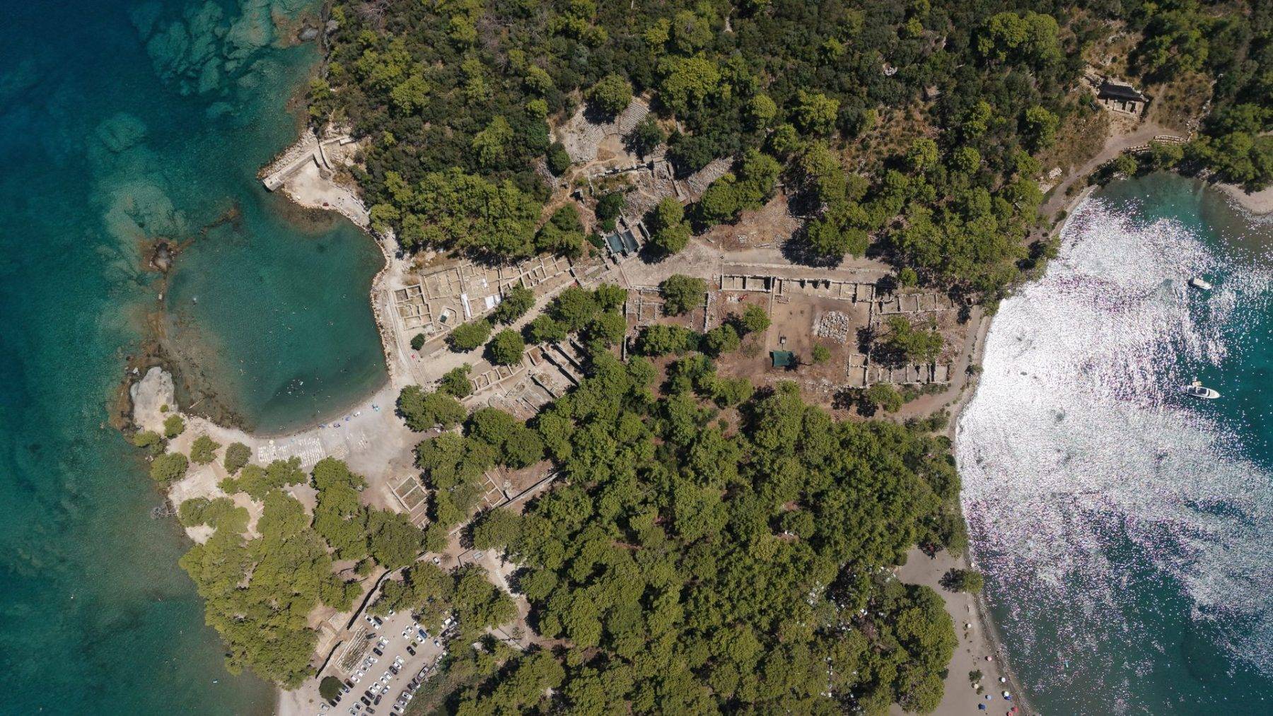 Binlerce yıllık tarihi kalıntılar arasında yüzme keyfi sunan Phaselis'e ilgi artıyor