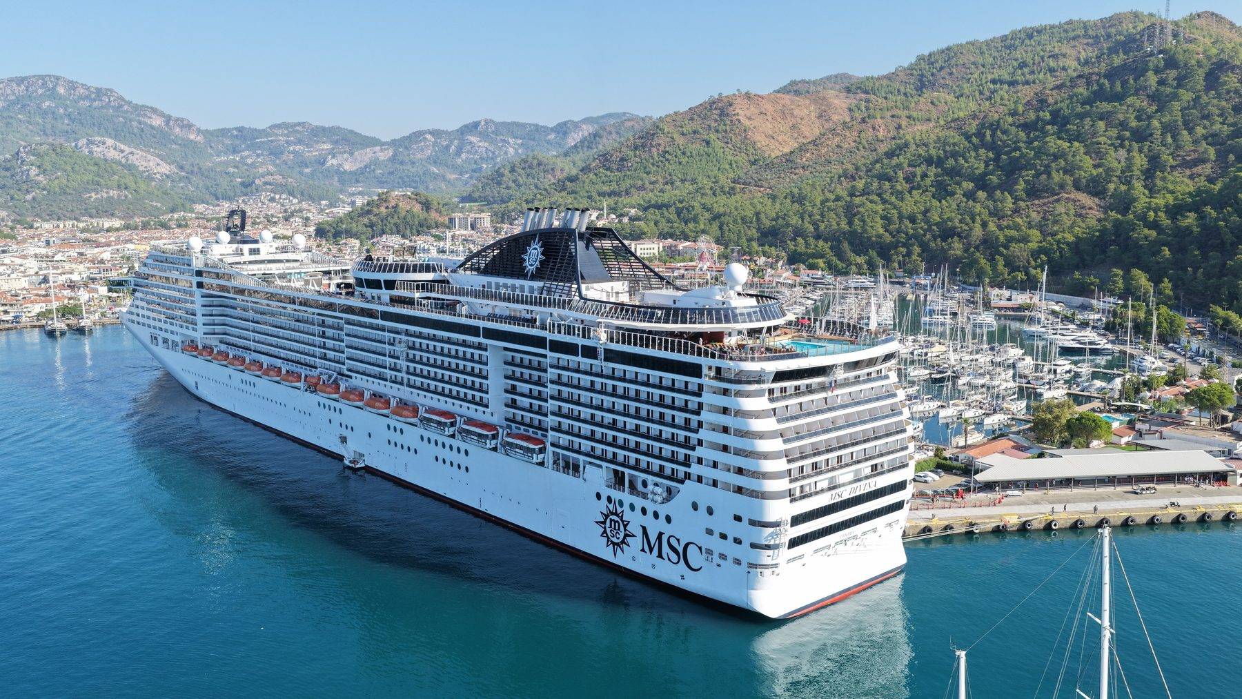 4 binden fazla turisti taşıyan kruvaziyer Marmaris'e demirledi