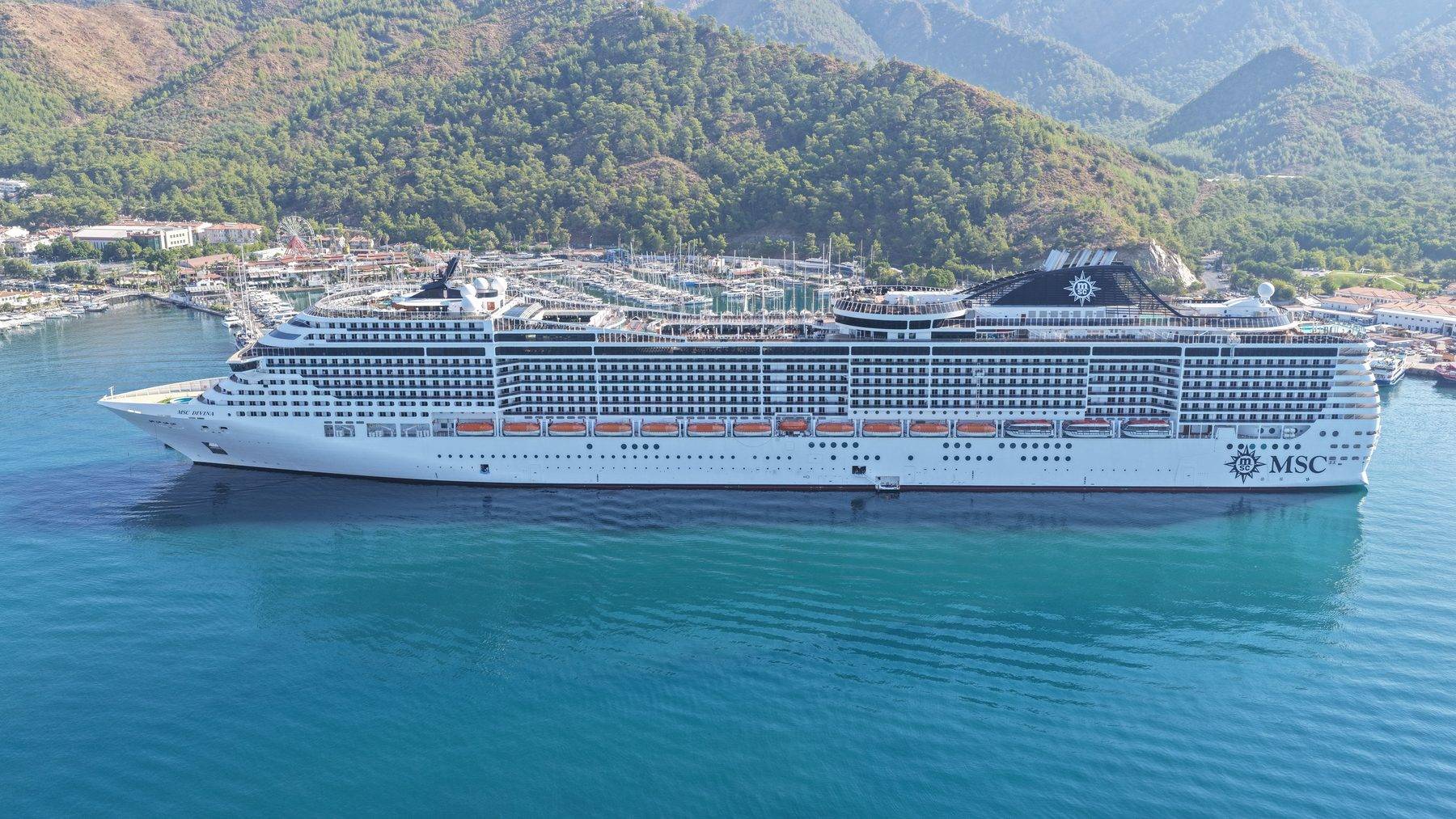 4 binden fazla turisti taşıyan kruvaziyer Marmaris'e demirledi