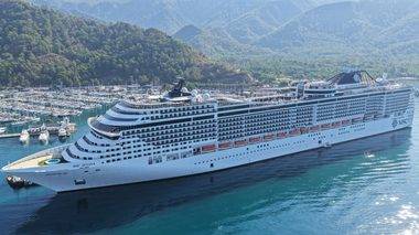 4 binden fazla turisti taşıyan kruvaziyer Marmaris'e demirledi