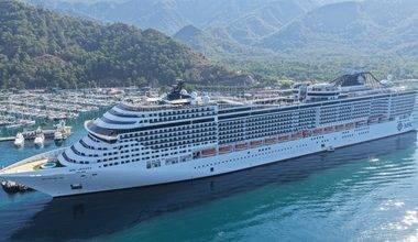 4 binden fazla turisti taşıyan kruvaziyer Marmaris'e demirledi