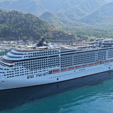 4 binden fazla turisti taşıyan kruvaziyer Marmaris'e demirledi