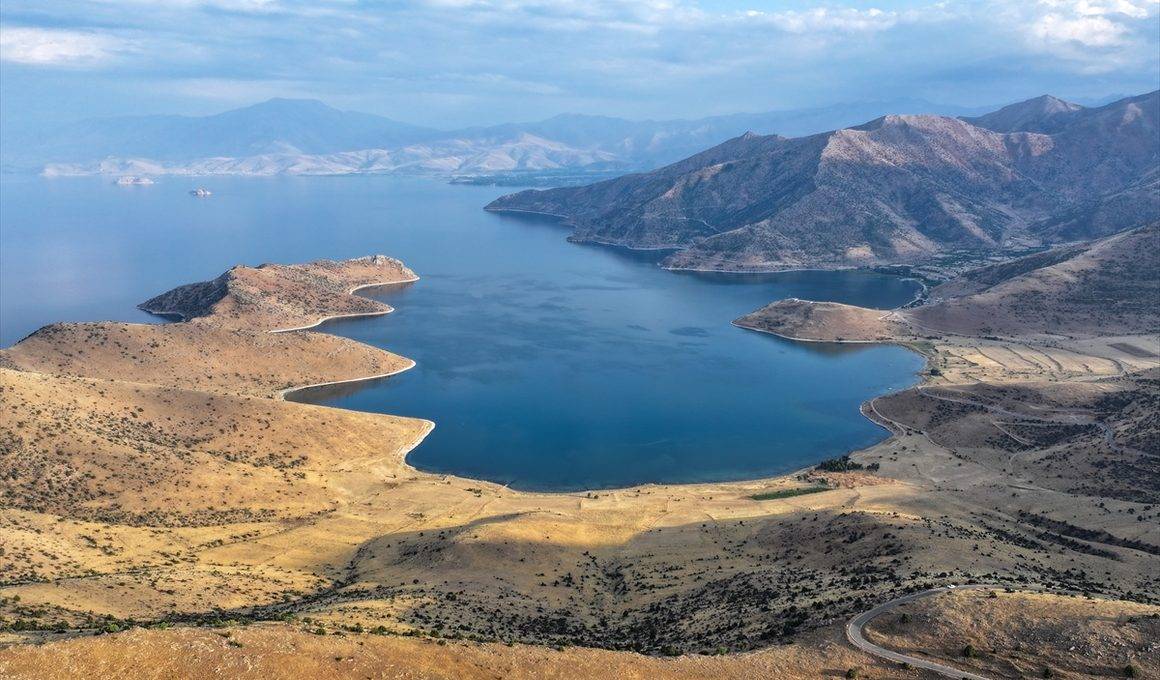 Milli park ilan edilmişti: Van Gölü Deveboynu Yarımadası turizm potansiyeliyle dikkat çekiyor