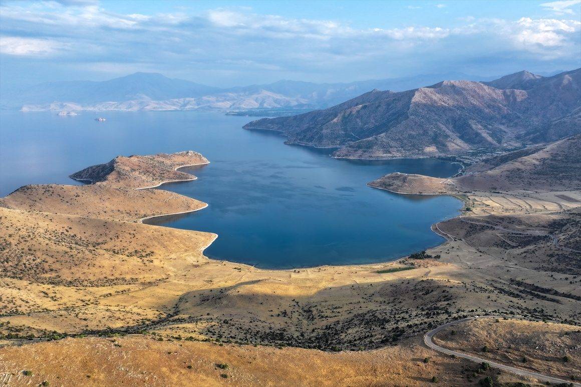Milli park ilan edilmişti: Van Gölü Deveboynu Yarımadası turizm potansiyeliyle dikkat çekiyor