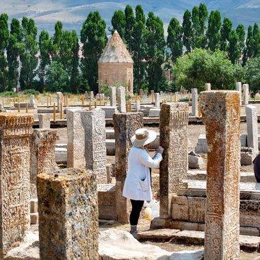 Van'daki Selçuklu Mezarlığı'nda yeni keşif: Mezar taşındaki kitabe dikkat çekti