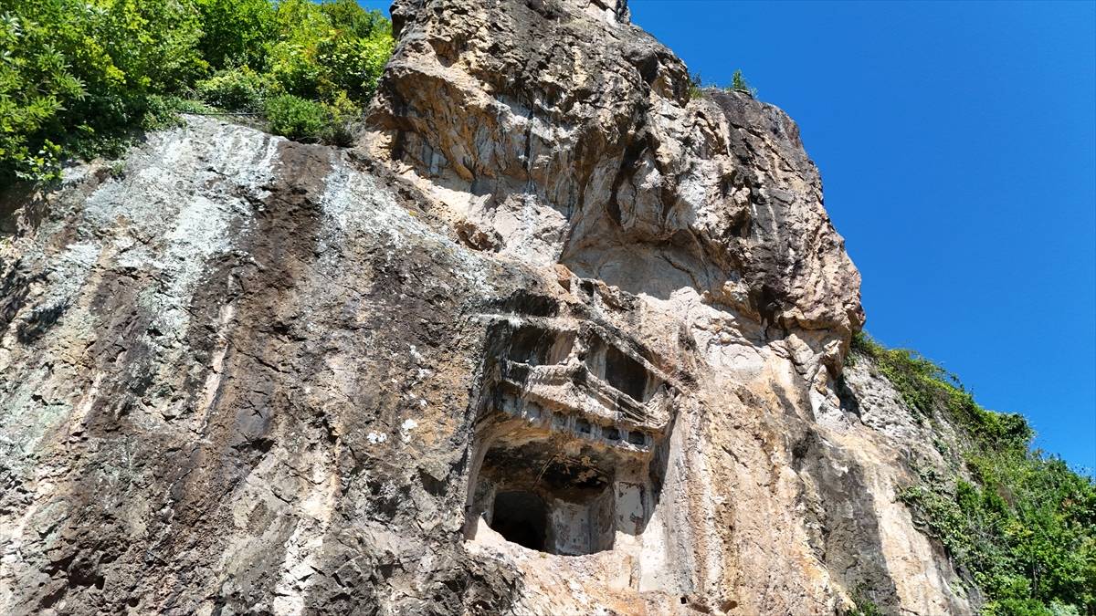 Doğa ve tarihin birleştiği Ünye Kalesi, ziyaretçilerden yoğun ilgi görüyor