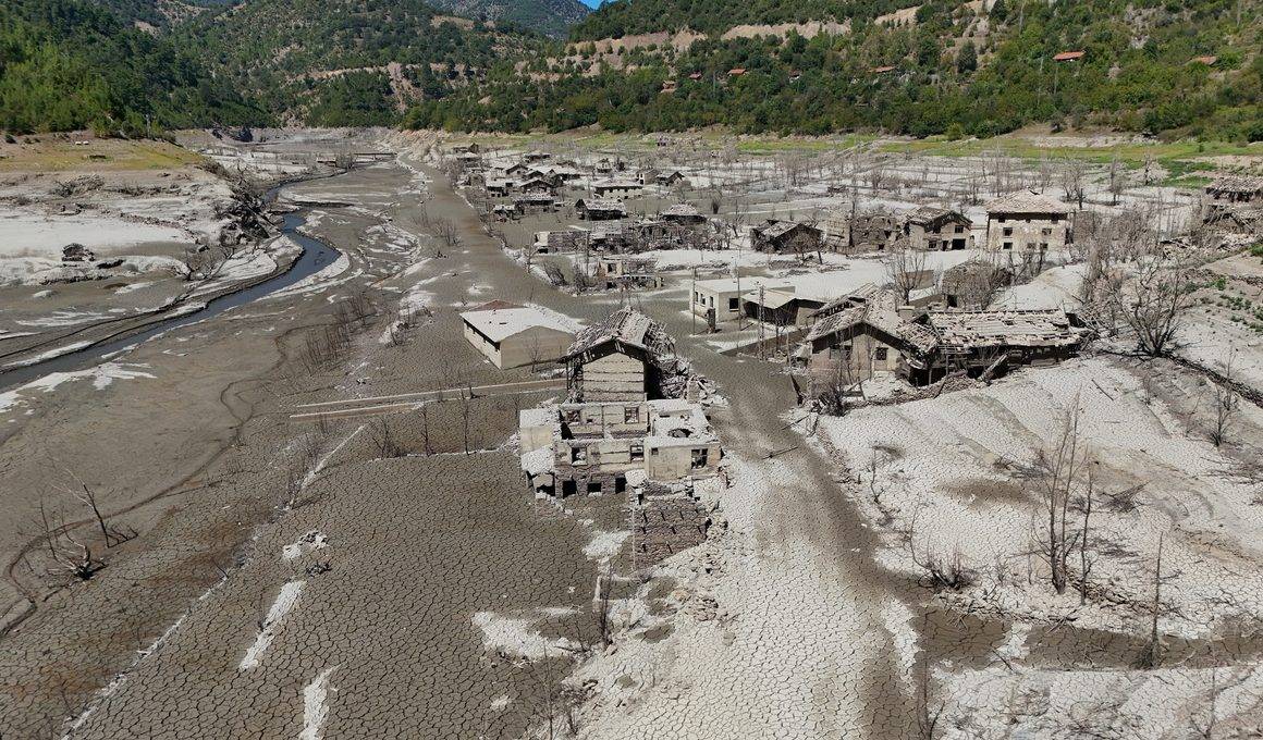 Film sahnesi gibi: Isparta'da 'batık köy' ortaya çıktı