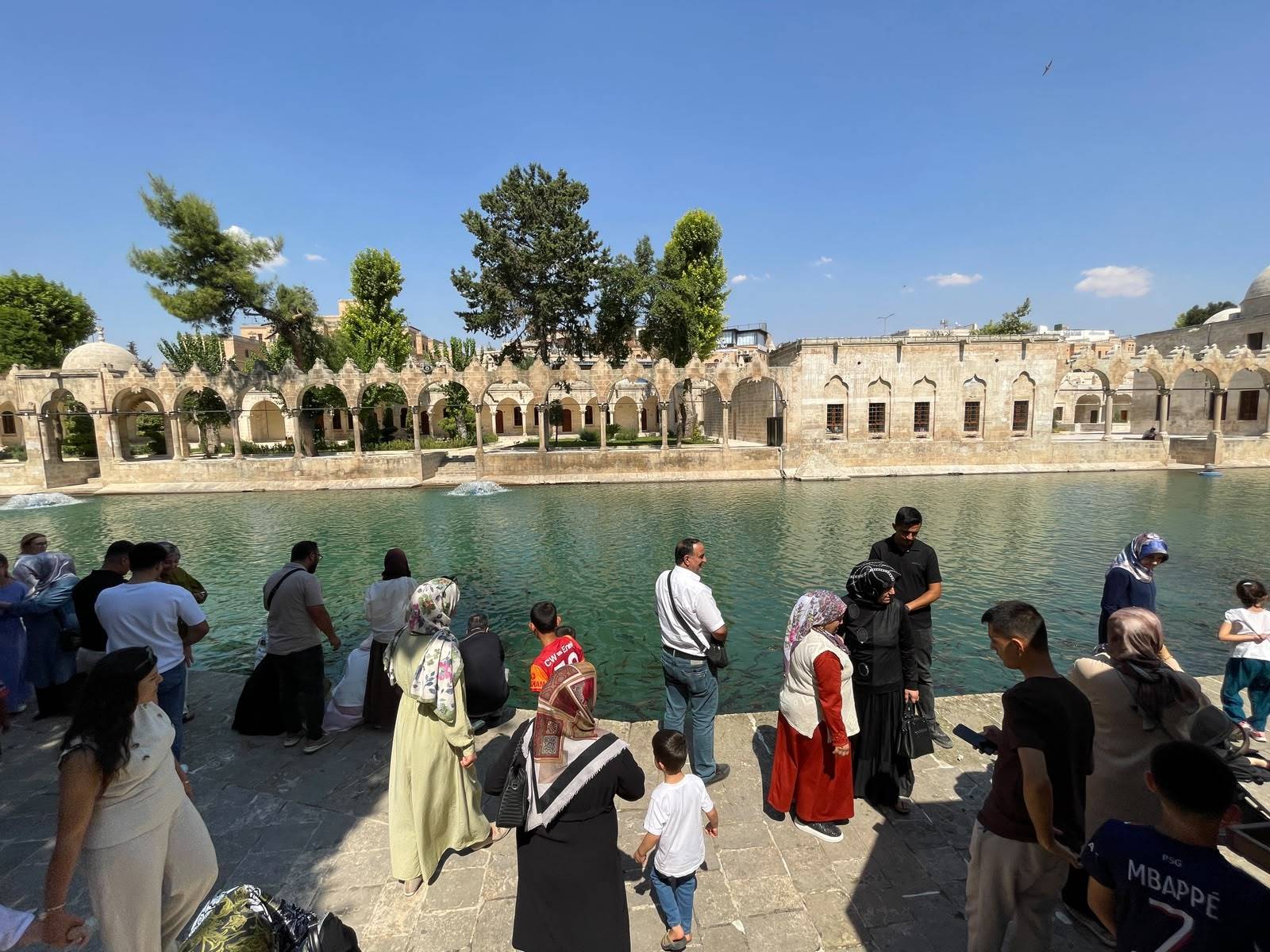 Şanlıurfa'nın simgesi Balıklıgöl, hafta sonunda ziyaretçilerin ilk durağı oldu