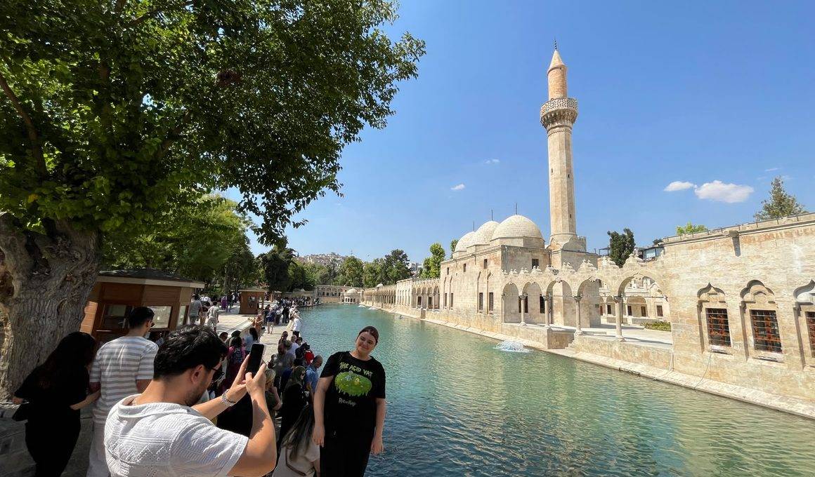 Şanlıurfa'nın simgesi Balıklıgöl, hafta sonunda ziyaretçilerin ilk durağı oldu