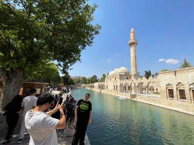Şanlıurfa'nın simgesi Balıklıgöl, hafta sonunda ziyaretçilerin ilk durağı oldu